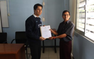 Carlos Rafael recibe reconocimiento por su destacada participación en la Olimpiada de Física 2023