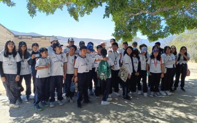 Estudiantes de Secundaria Visitan la Zona Arqueológica de Mitla